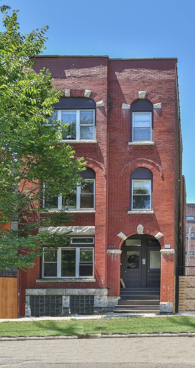 Building Photo - 838 N Hoyne Ave