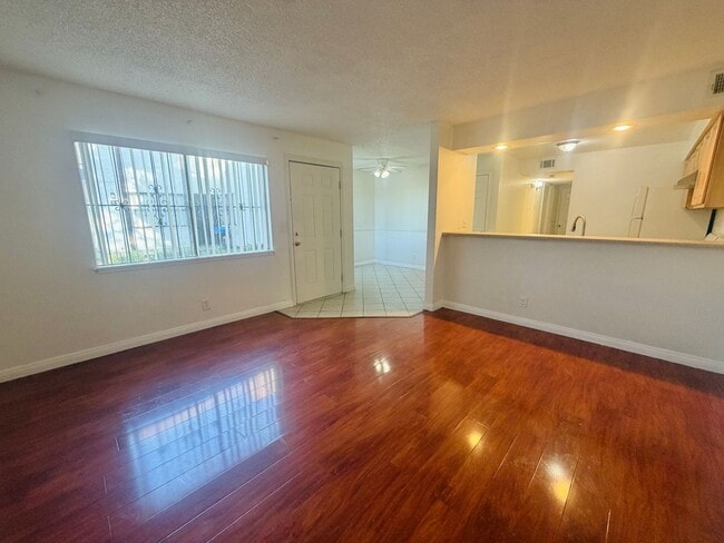Building Photo - Super central 2 bedroom condo with tile & laminate flooring and in unit laundry! Home is very con...