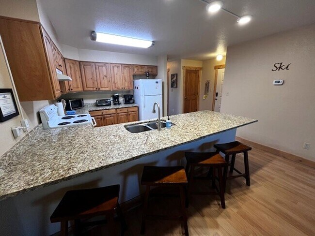 Foto del edificio - Long Term Rental- Lagoon Townhomes 720D