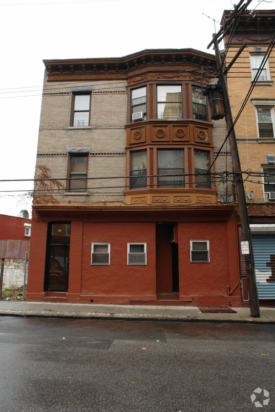 Primary Photo - 35 Lawrence St