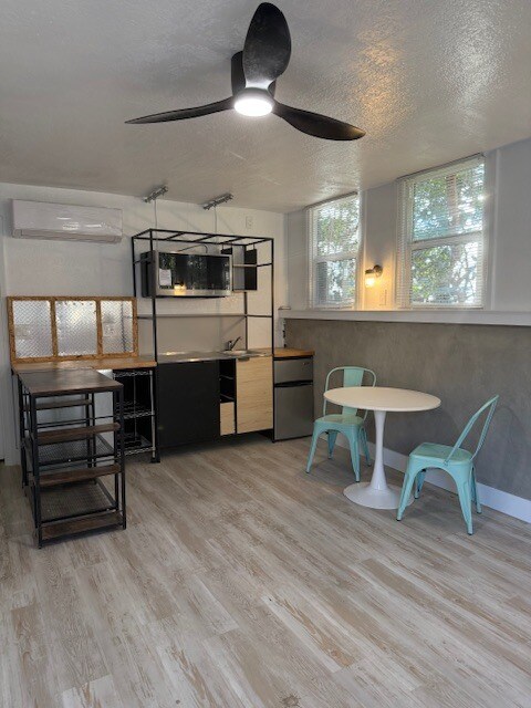 Cocina eficiente con cocina de inducción + microondas de convección/freidora de aire (la placa de cocción se guarda en un lugar apartado). - 24606 University Ave