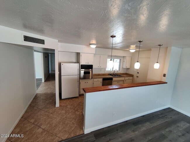 Foto del edificio - 1605 E Palmcroft Dr