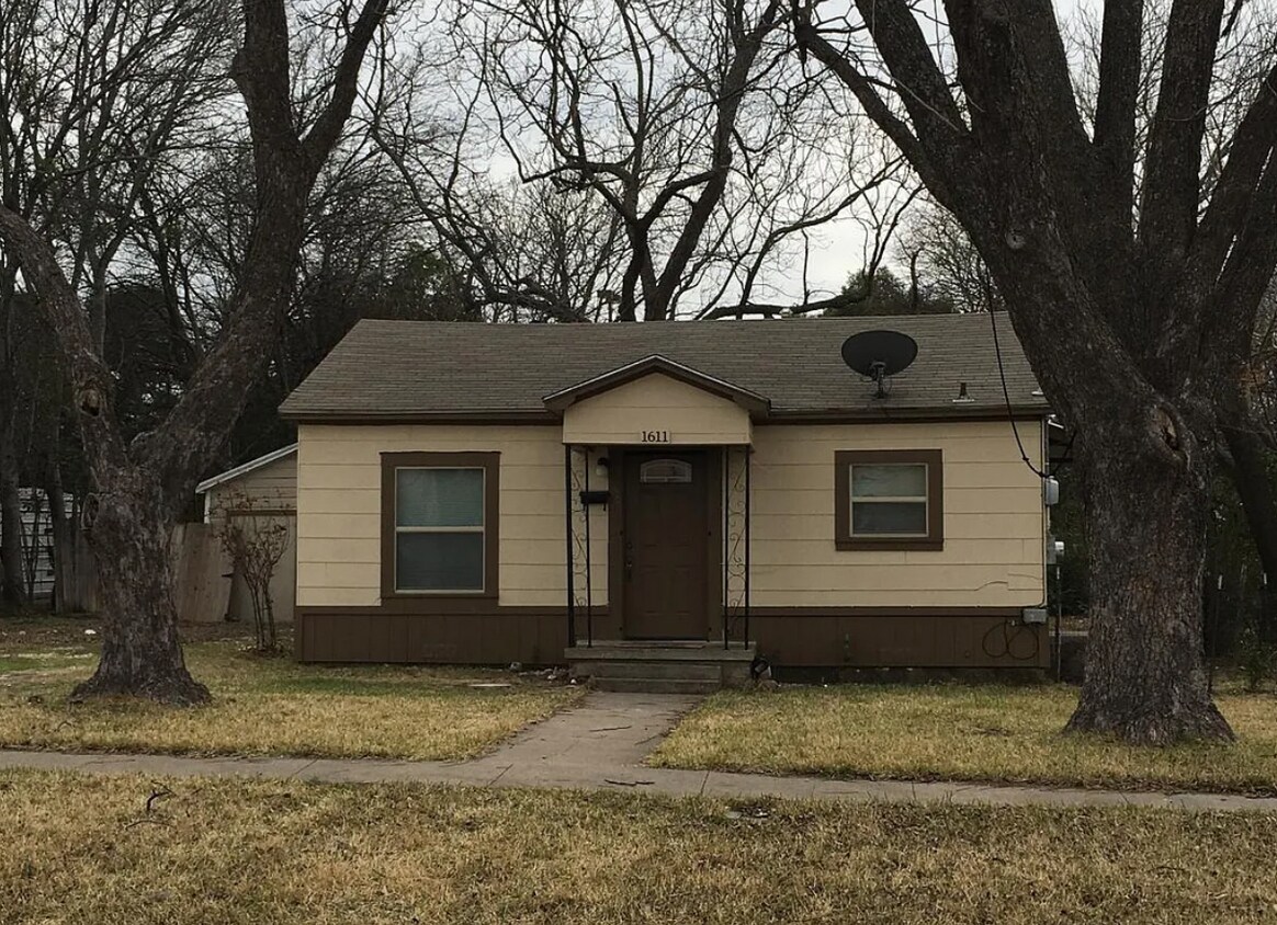 Foto principal - 1611 W Ave C