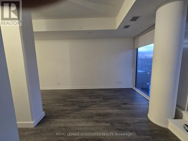 Photo du bâtiment - 2 Manderley Dr