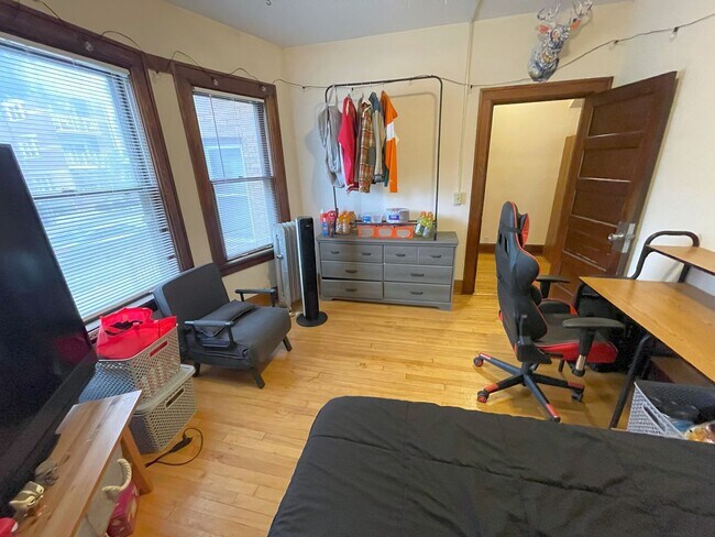 Foto del edificio - 104 S Mills St