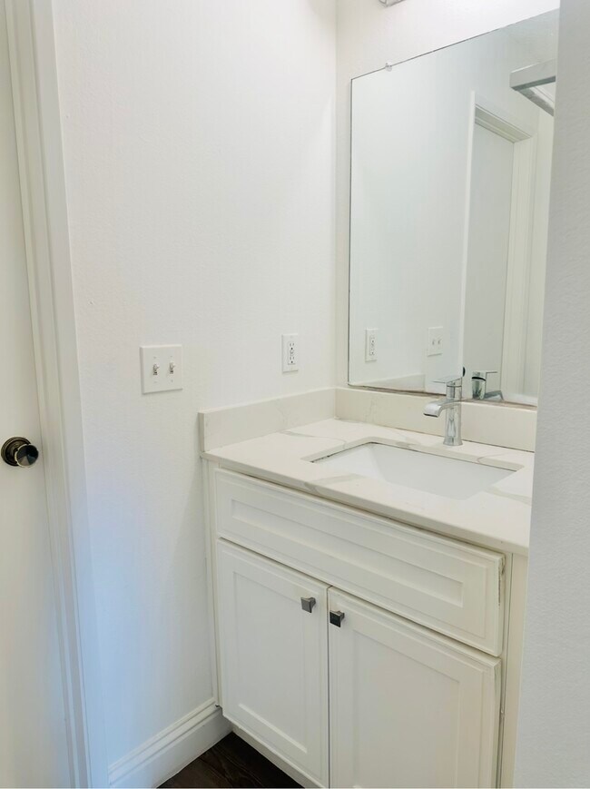 Foto del edificio - 5030 Valley Crest Dr