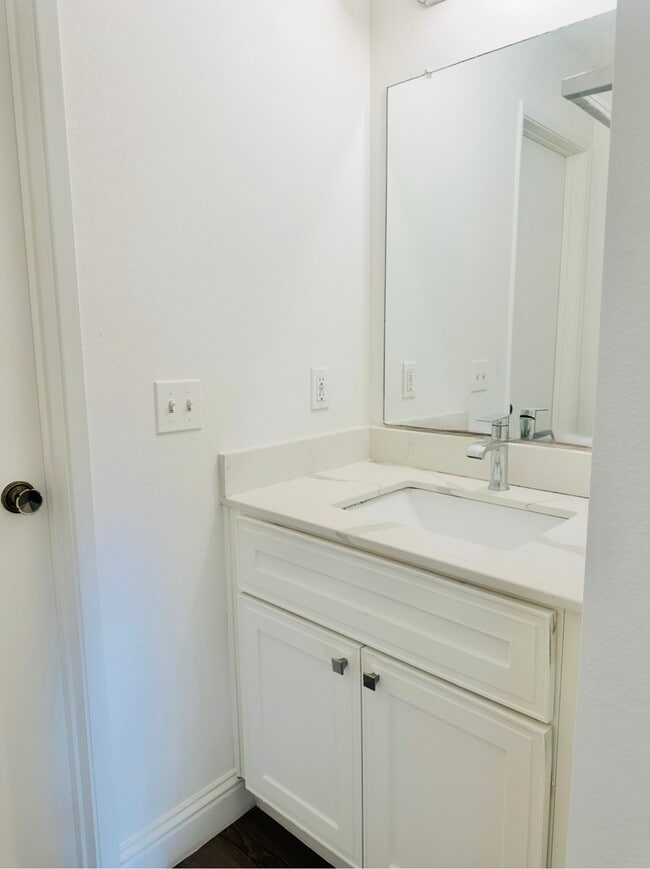 Building Photo - 5030 Valley Crest Dr