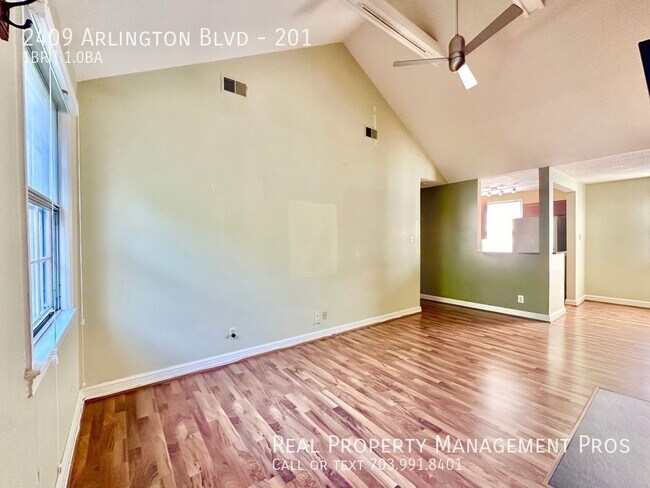 Foto del edificio - 2409 Arlington Blvd