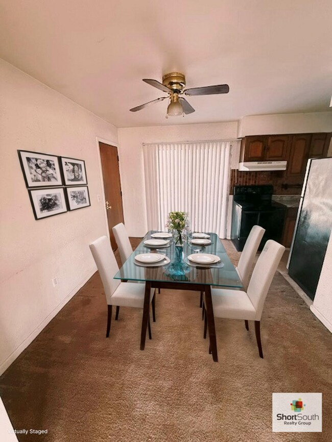 Foto del edificio - Updated - 2 bed 1.5 bath, Duplex with attached garage and fenced in backyard