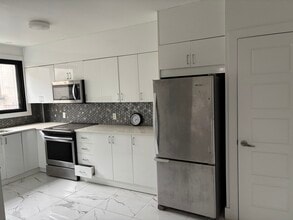 Building Photo - 5480 Av Coronation