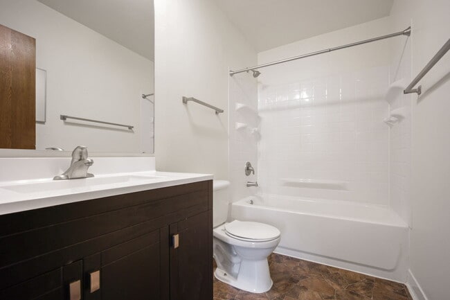 Baño actualizado - Wexford Commons Apartments