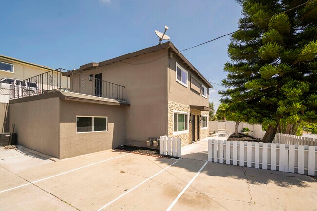 Building Photo - 2074 El Prado Ave
