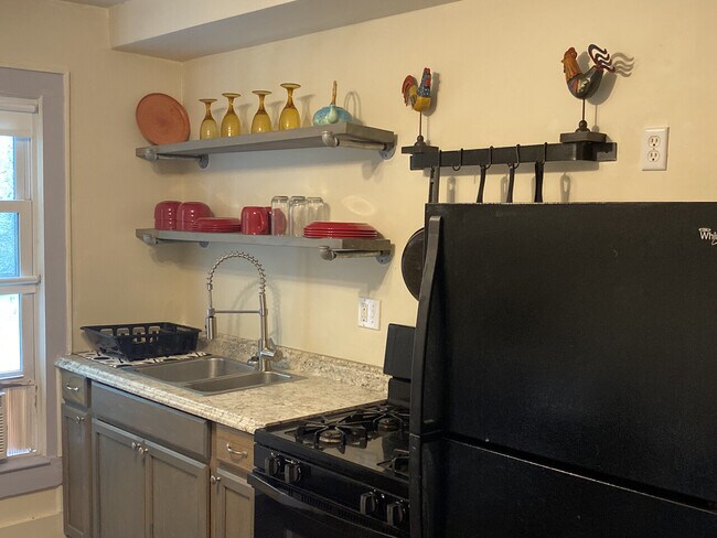 Building Photo - 545 Butchel