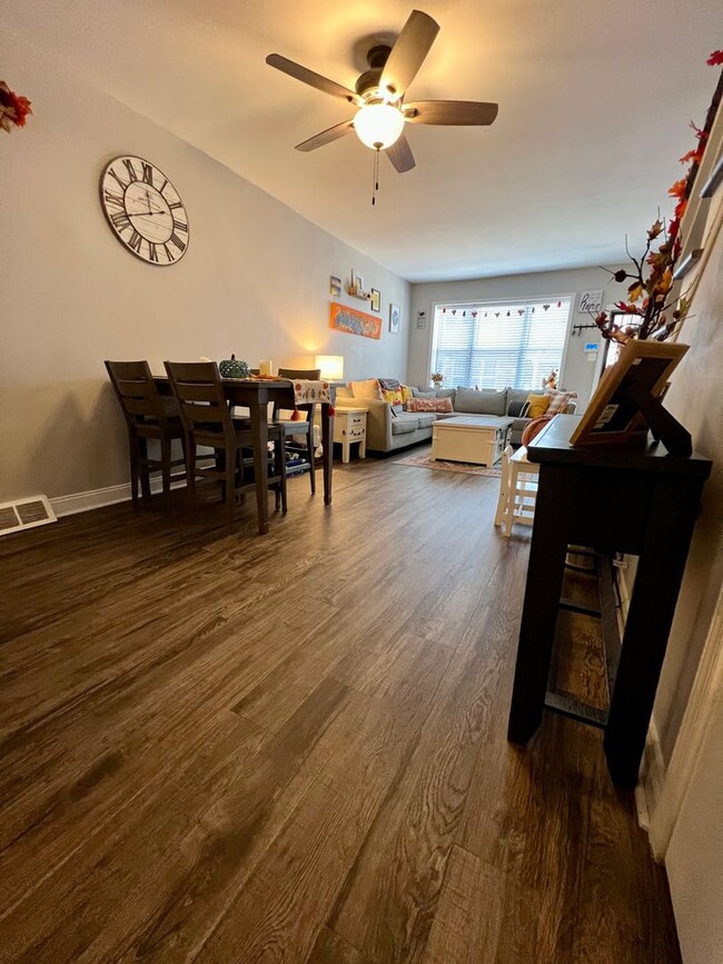 Building Photo - Gorgeous 3-Bedroom Townhome in South Phila...