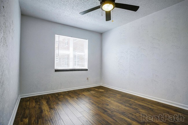 Building Photo - 1714 N Lindsay Ave