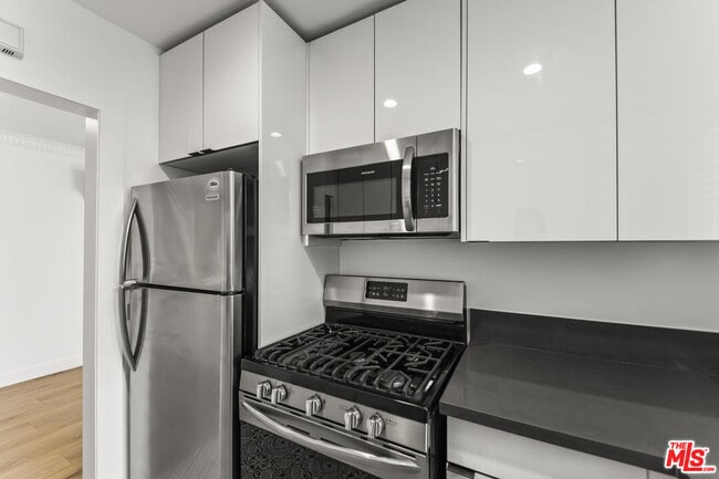 Building Photo - 943 2nd St