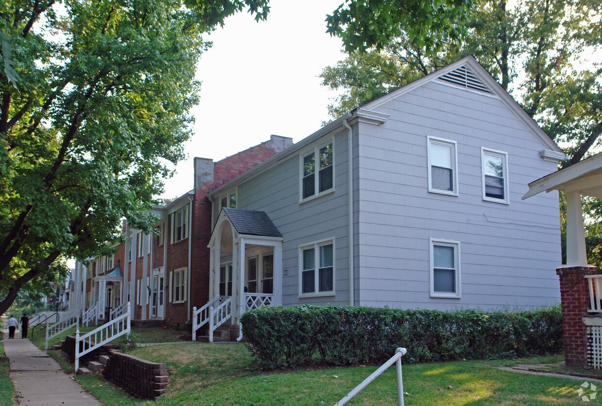 Primary Photo - 4452-4512 Washington St