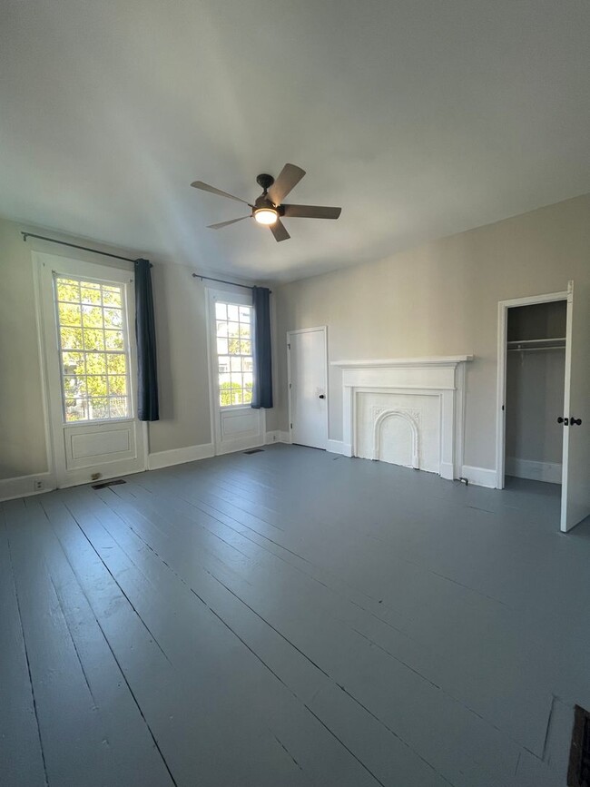 Building Photo - Downtown Charleston Apartment!