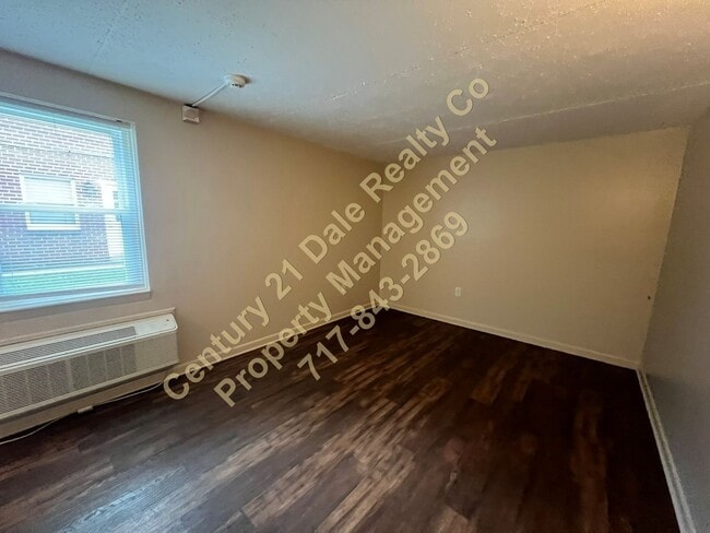 Building Photo - Beautiful 1 BR Apartment on East Market Street
