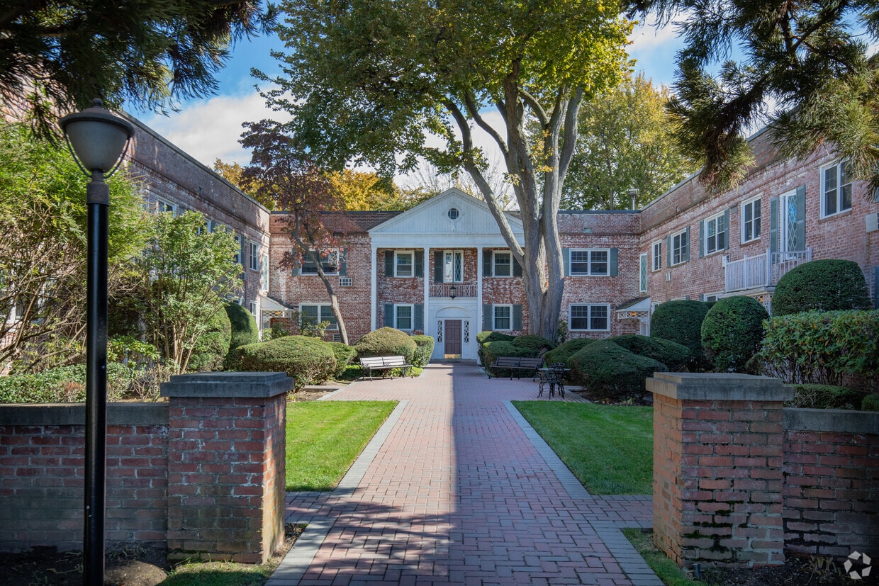 Primary Photo - 43 N Forest Ave