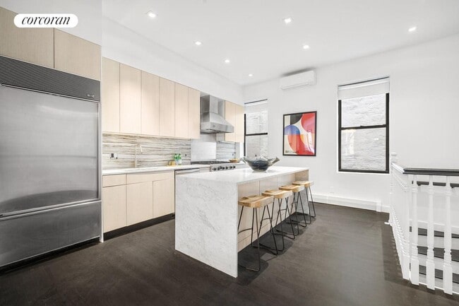 Foto del edificio - 105 Manhattan Ave