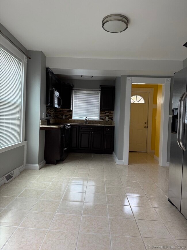 Foto del edificio - 129 Poquonnock Rd
