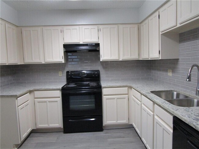 Building Photo - 4401 River Valley Dr