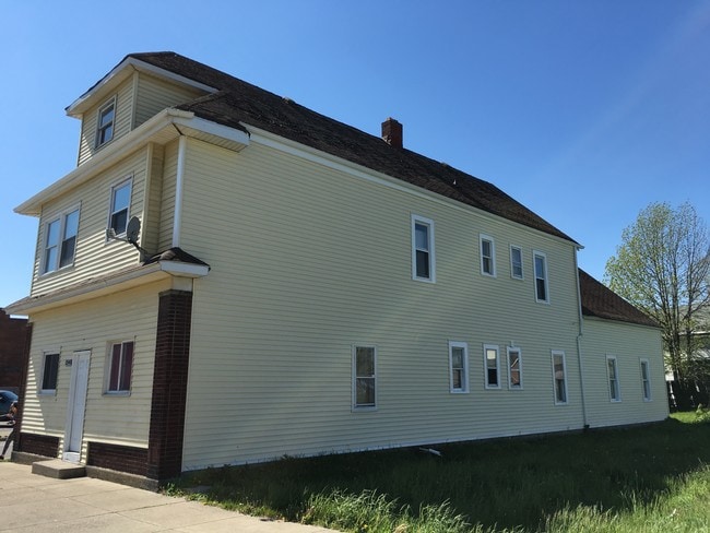 vacant lot side view - 1546 Broadway