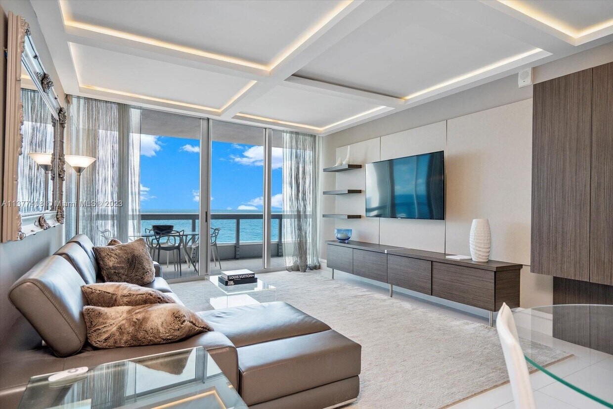Primary Photo - 6899 Collins Ave