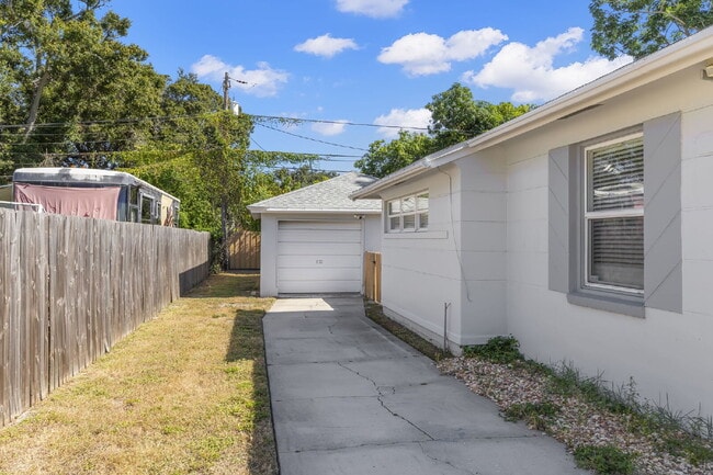 Building Photo - 3505 Prescott St N