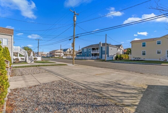 Building Photo - 413 W Beach Ave