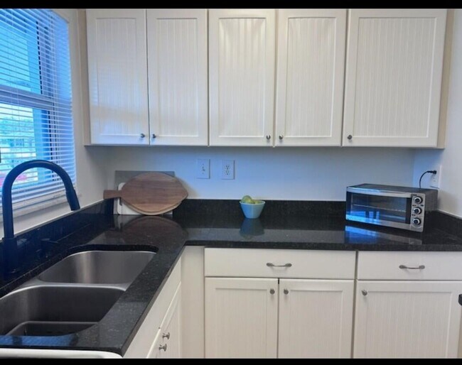 Building Photo - 1112 Lake Ter