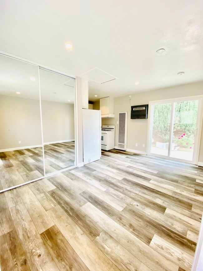 Building Photo - 407 W Granada Ct