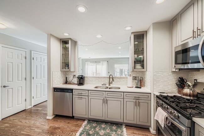 Building Photo - LOCATION, LOCATION! Featuring modern finis...