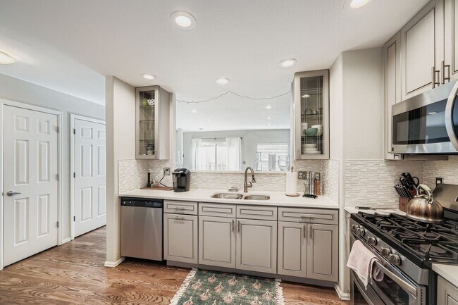 Foto del edificio - LOCATION, LOCATION! Featuring modern finis...