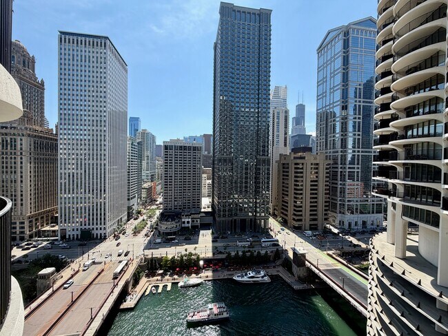 Foto del edificio - 300 N State St