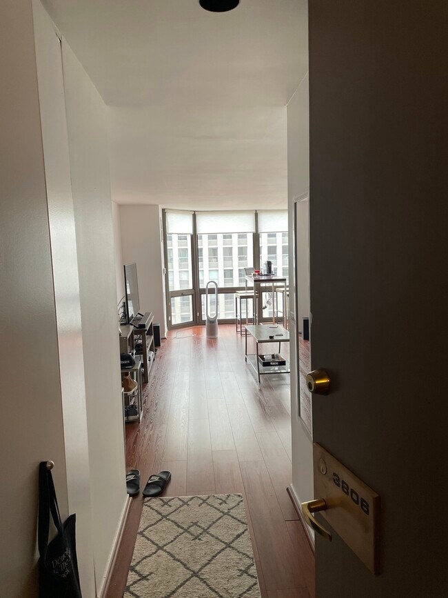 Foto del edificio - 2650 N Lakeview Ave