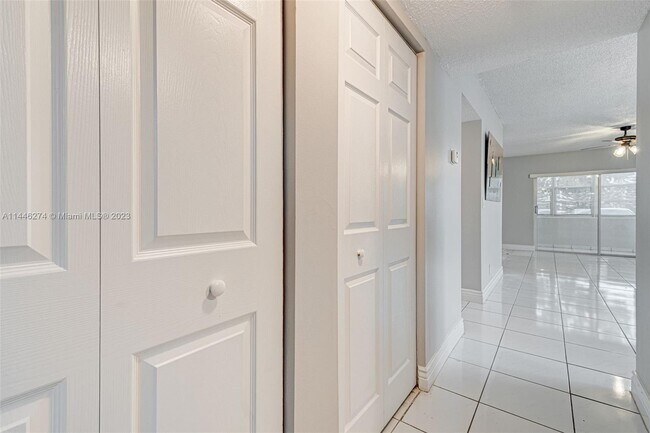 Foto del edificio - 3048 Sunrise Lakes Dr E
