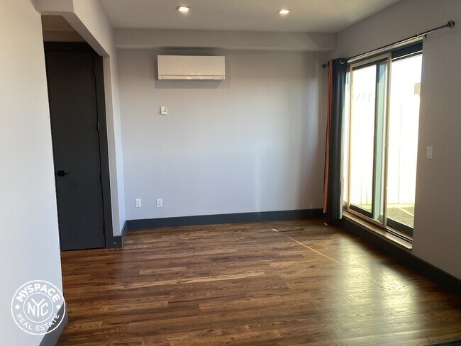 Foto del edificio - 1461 Gates Ave