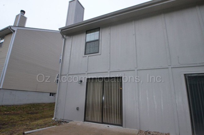 Building Photo - 309 NE Timbercreek Dr