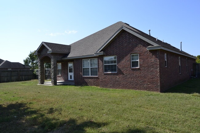 Building Photo - 1700 Been Rd