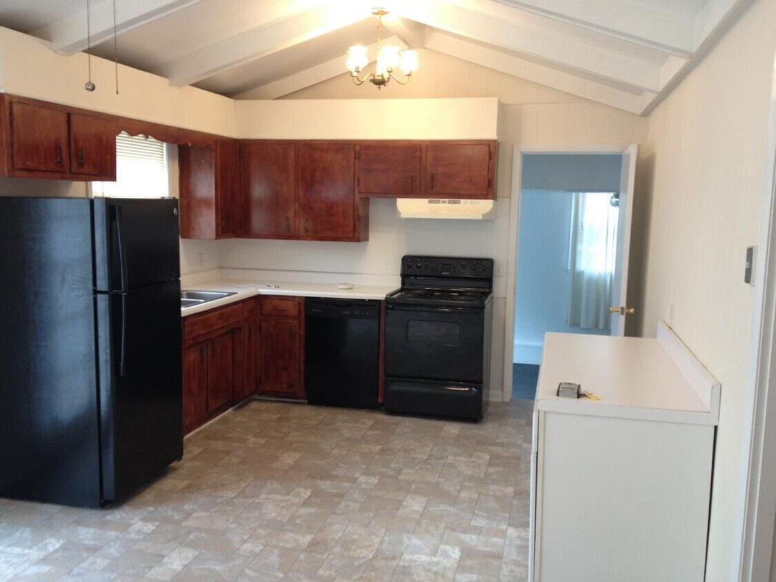 Building Photo - For Lease - 3 Bed, 1 Bath, 1350 Sqft, 0.27...