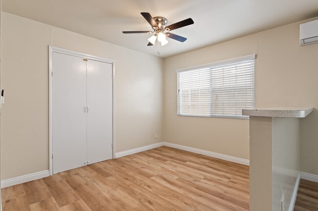 SEPARATEDINING ROOM - 9226 Palm St