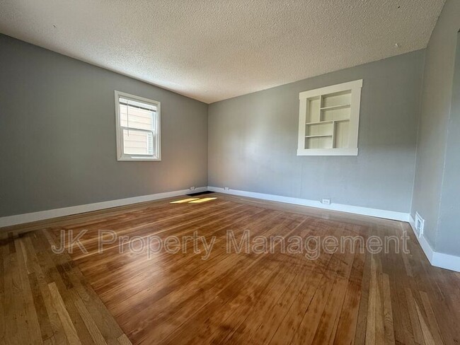 Building Photo - 913 5th Ave N