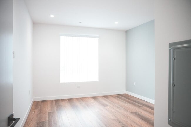 Building Photo - 8940 Reseda Blvd