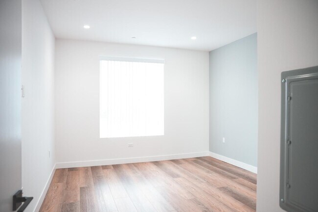 Foto del edificio - 8940 Reseda Blvd