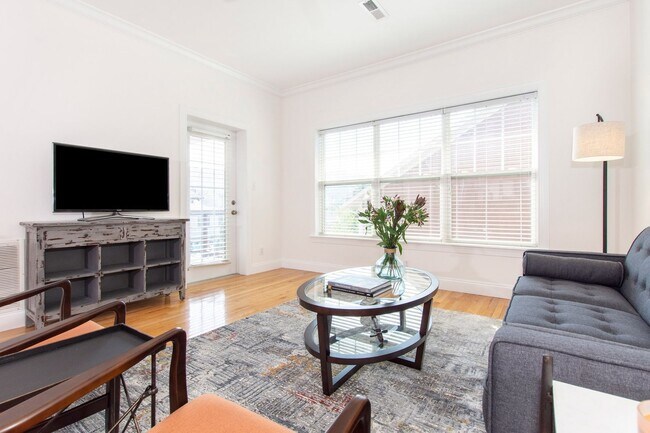 Building Photo - Luxurious Furnished Downtown Condo - 9 Mon...