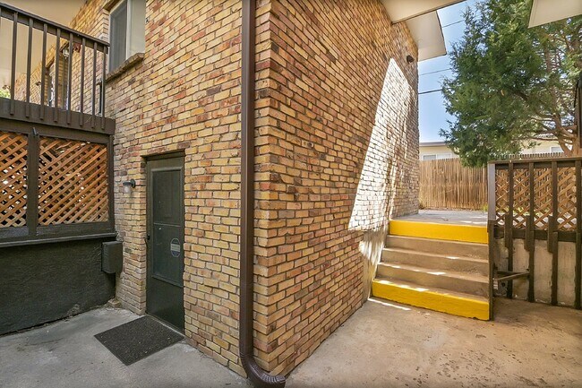 Foto del edificio - $1,570.95- 2 bed, 1 bath updated ground floor Condo in Lakewood with In Unit Laundry