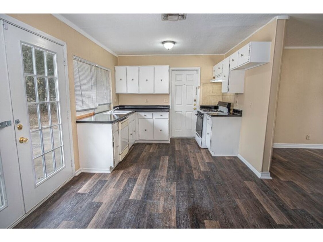 Primary Photo - Convenient 4-Bedroom Stay Near Downtown & ...