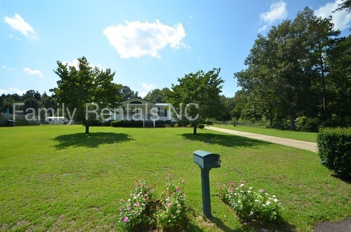 Foto principal - Great home on 8+ acres Cape Fear High